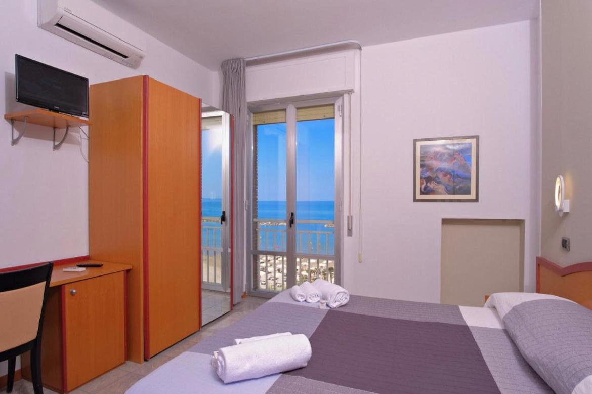 Hotel La Perla Cupra Marittima Kültér fotó