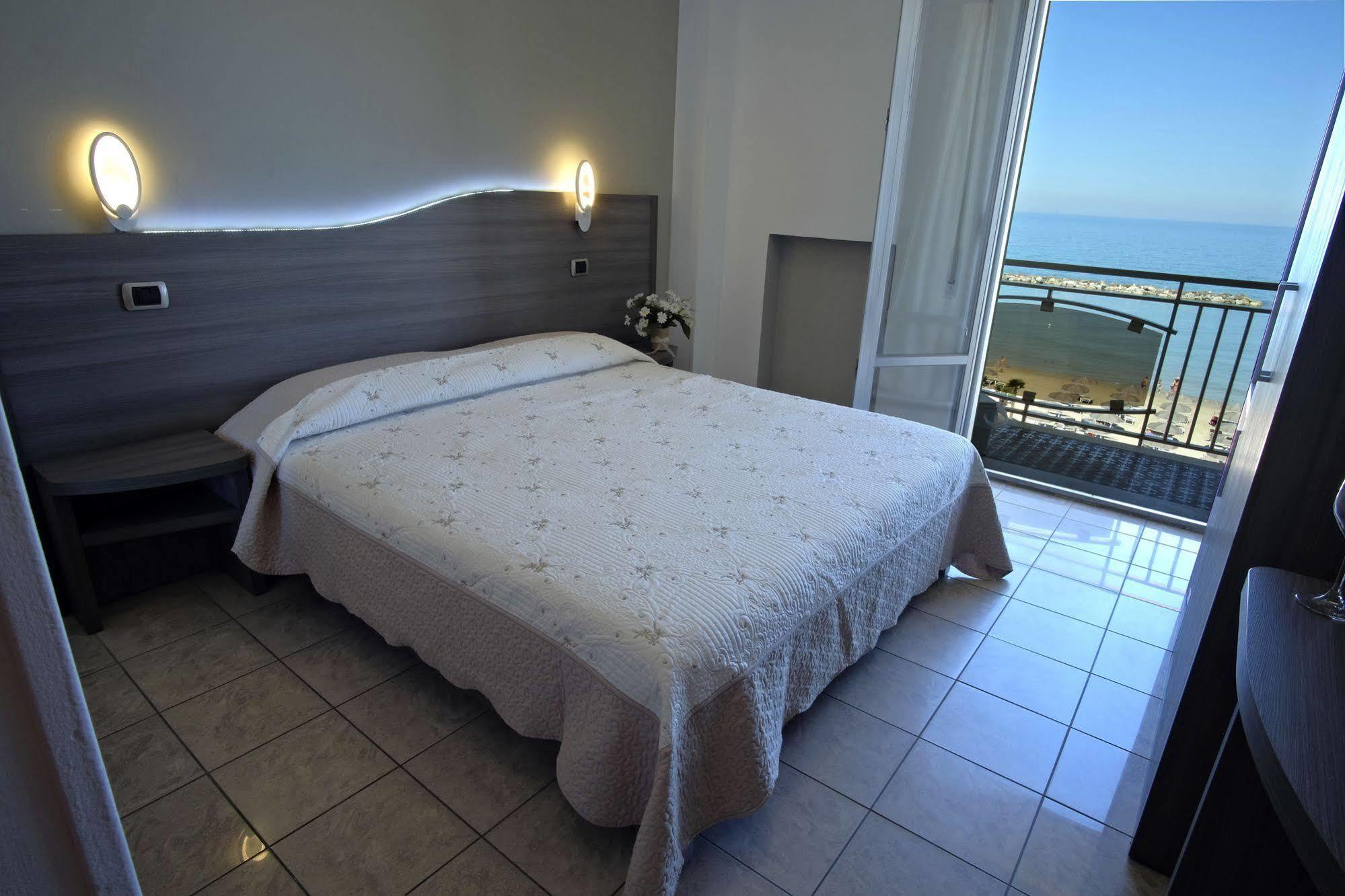 Hotel La Perla Cupra Marittima Kültér fotó